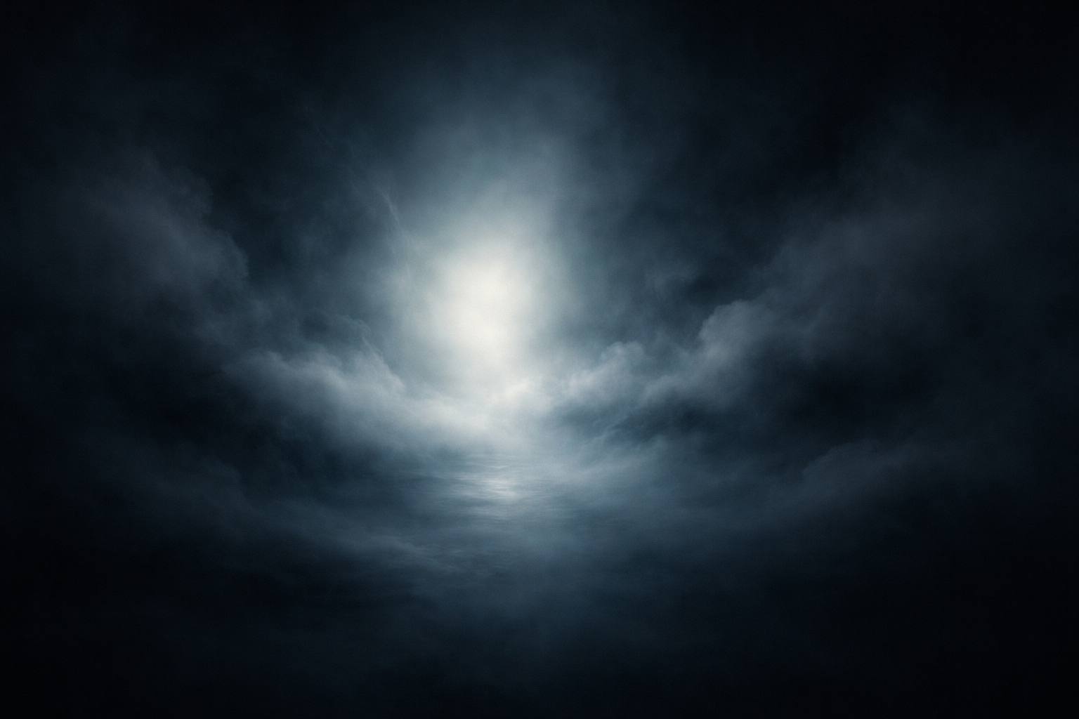 Dramatischer Nachthimmel mit hellem Mond, der durch dunkle Wolken scheint. Das Mondlicht bricht durch die Wolkendecke und erz